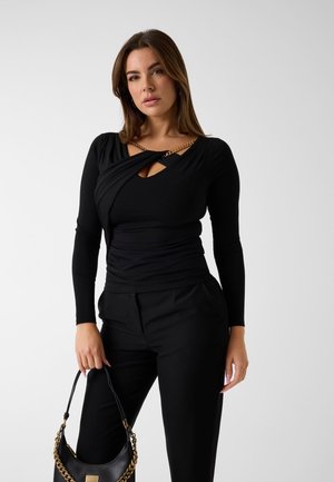 - Bluzka z długim rękawem