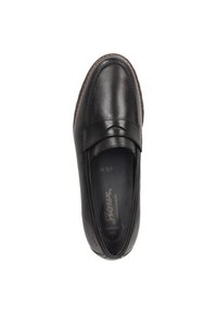 Zwarte leren instapschoen met een platte zool. Voorzien van een decoratieve riem over de bovenkant en minimale stiksel details. Interieur is gevoerd.