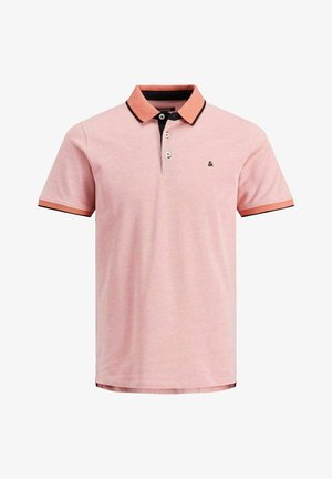 Helles rosa Herren-Poloshirt mit orangefarbenem Kragen und Ärmelsäumen, Dreiknopf-Blende und kleinem schwarzen "&"-Logo auf der Brust.