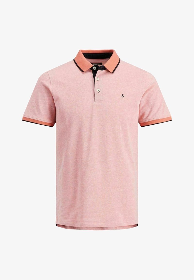 Polo homme rose clair avec col et bords de manches orange, patte de boutonnage à trois boutons et petit logo noir "&" sur la poitrine.