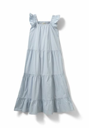 Lyseblå lagdelt maxikjole med flæser på skulderstropperne og subtile lodrette striber, lagt fladt på en hvid baggrund.