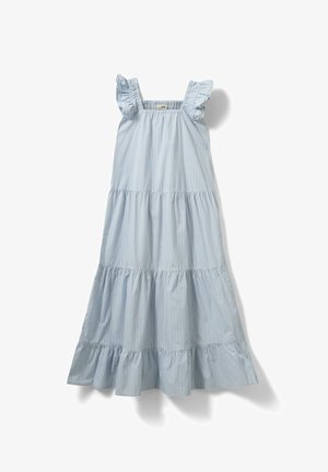 Hellblaues mehrstufiges Maxikleid mit gerafften Schulterriemen und dezenten vertikalen Streifen, flach auf weißem Hintergrund ausgelegt.