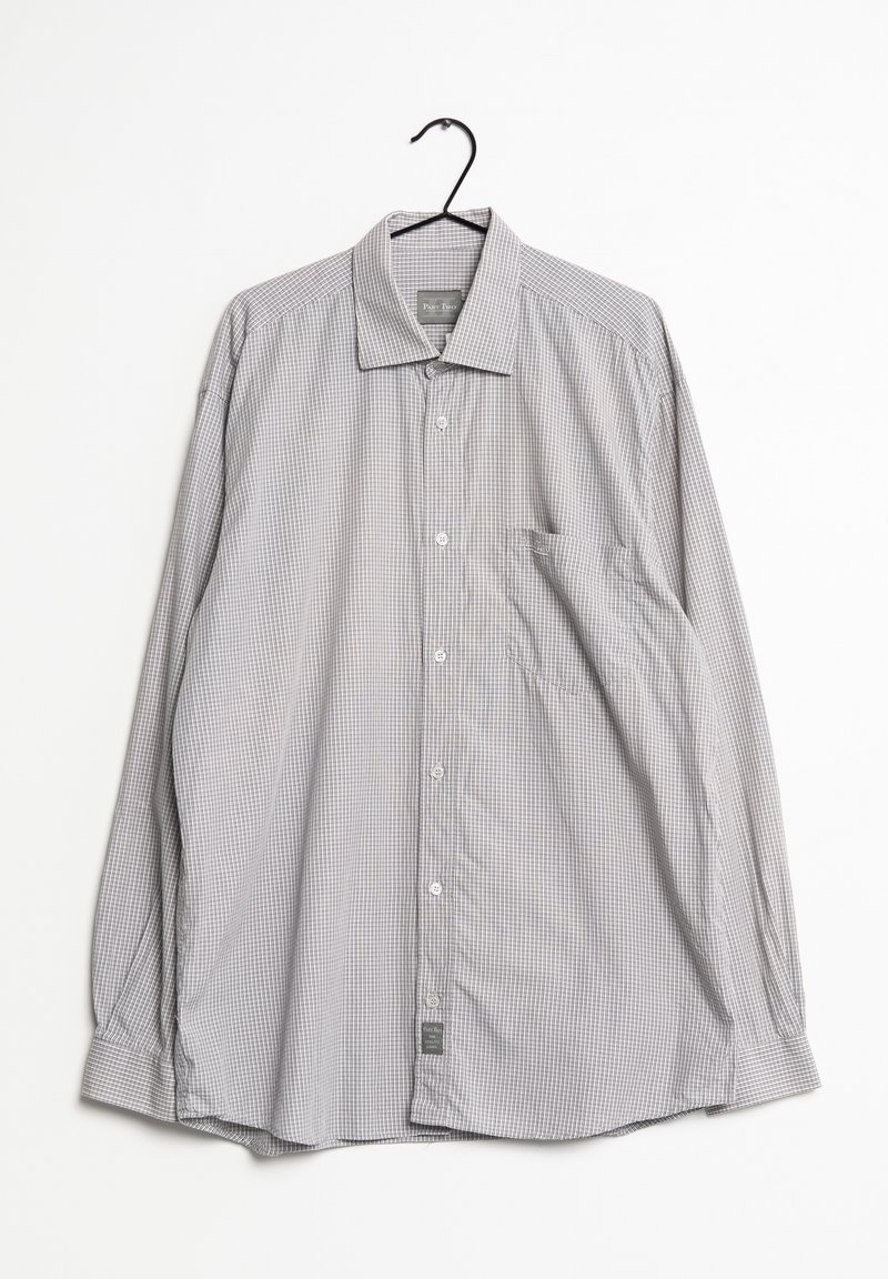 Grå och vit rutig långärmad skjorta med krage, framknappning, bröstficka och en mjuk tygstruktur, hängande på en svart krok.