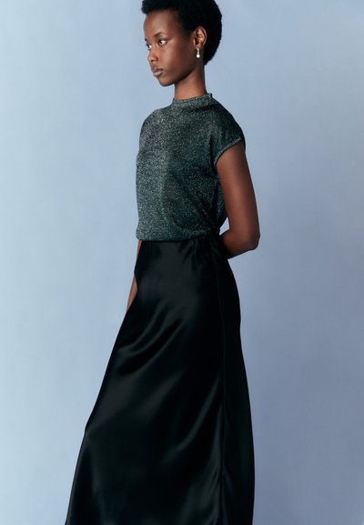 Mustmust satin seelik, millele on lisatud sädelevalt tume top, millel on lühikesed varrukad ja kõrge kaelus. See on sujuva tekstuuri ja elegantse langevusega.