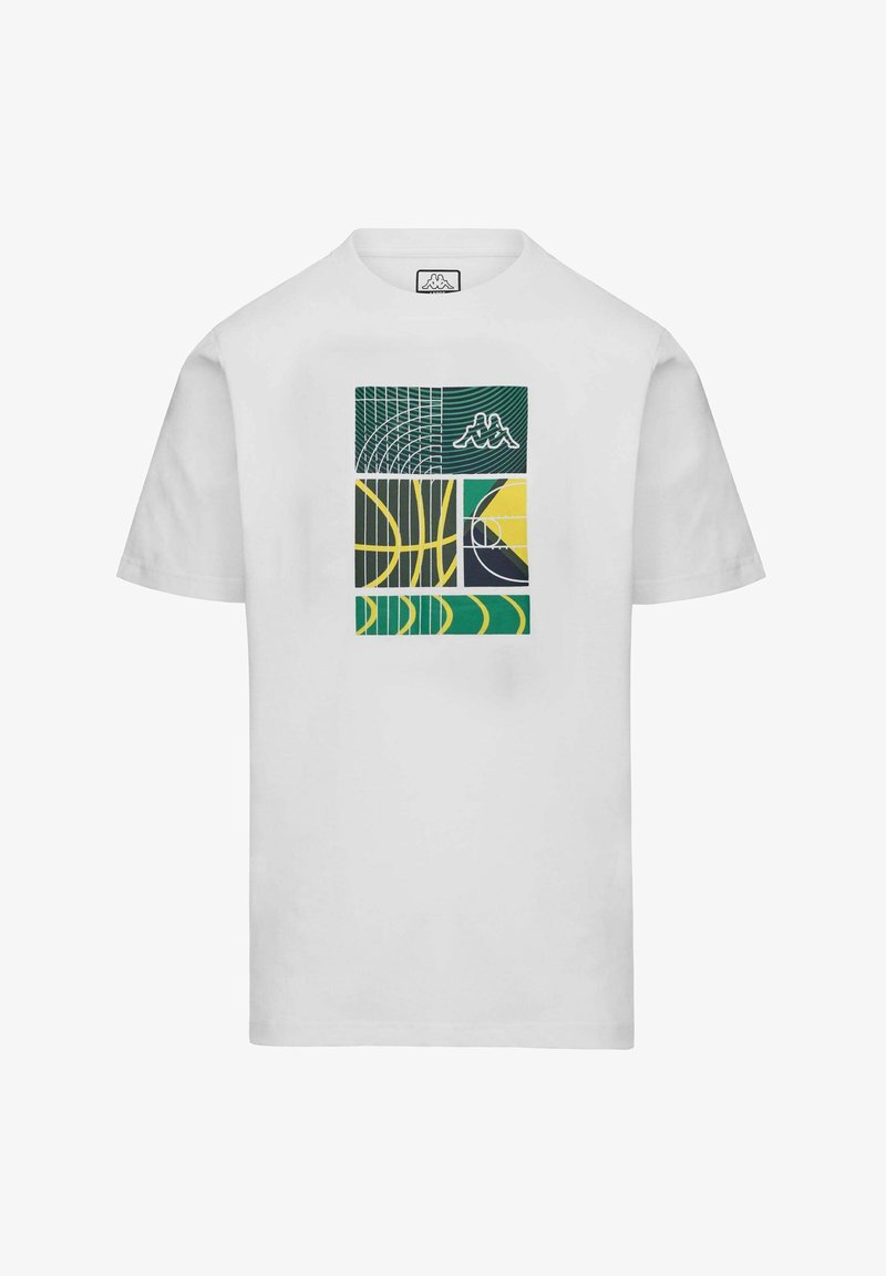 T-shirt blanc avec un motif de terrain de sport géométrique en carrés verts, jaunes et noirs, avec le logo Kappa dans le carré en haut à droite.