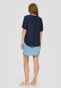 s.Oliver MIT V-AUSSCHNITT - Blouse - tiefblau