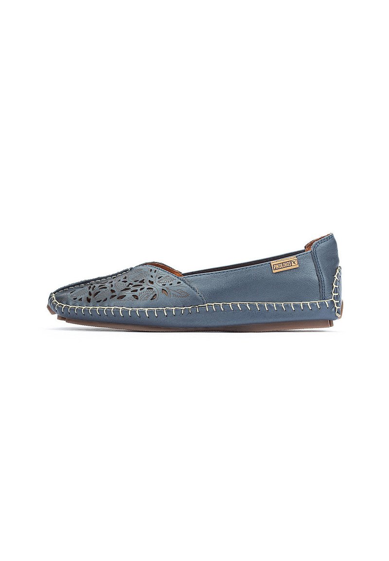 Flache Schuhe aus blauer Leder mit ausgeschnittenem Blumenmuster, beigen Nähten entlang der Kanten, runder Zehenform und einem strukturierten Akzent an der Ferse.