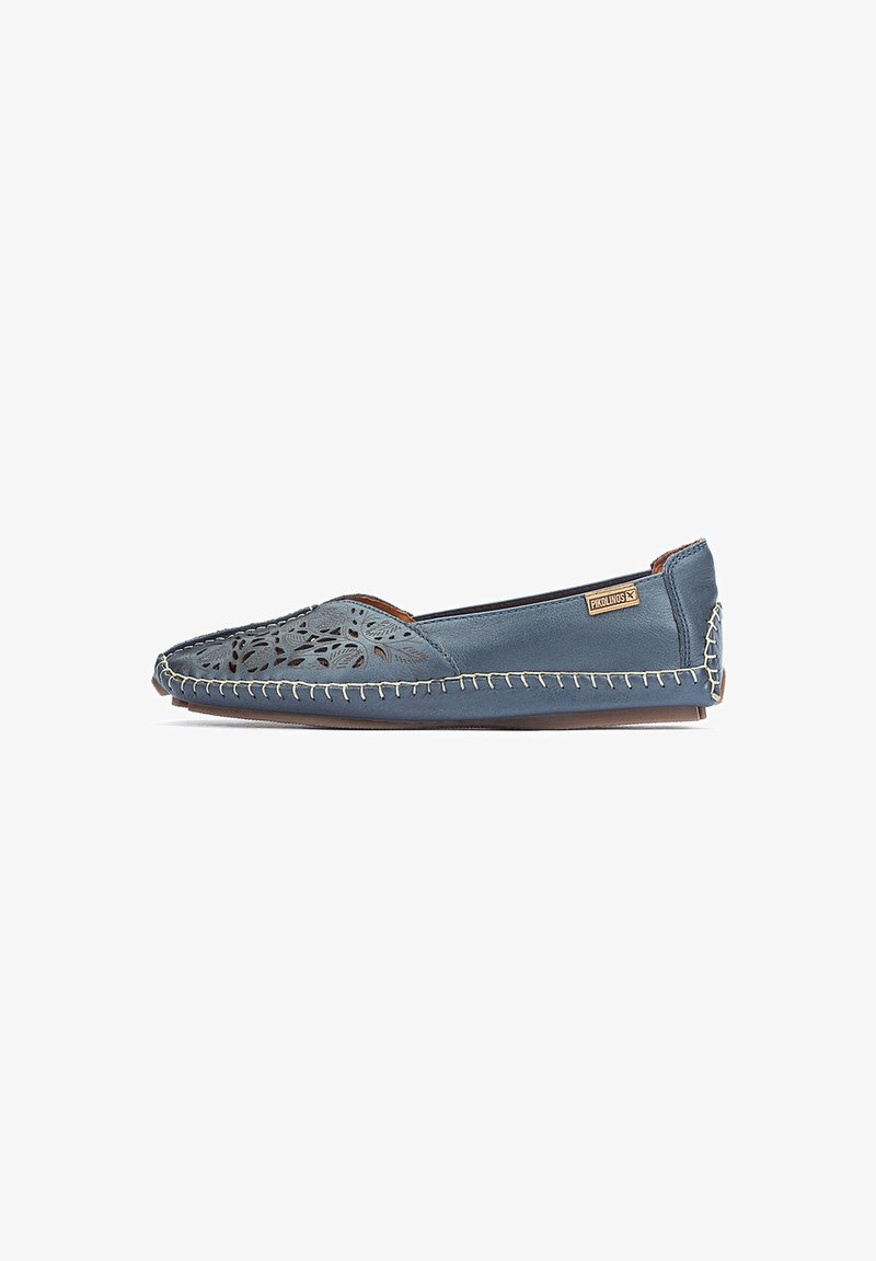 Flache Schuhe aus blauer Leder mit ausgeschnittenem Blumenmuster, beigen Nähten entlang der Kanten, runder Zehenform und einem strukturierten Akzent an der Ferse.