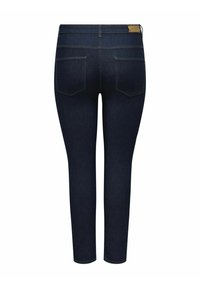 Mörkblå smala jeans visade bakifrån med två bakfickor, ett midjeband, bältesöglor och en liten läderlogotyp.