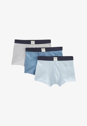 Trois paires de boxers pour hommes en gris clair, bleu moyen et bleu clair, chacune avec une ceinture de couleur bleu marine foncé et une étiquette centrée.
