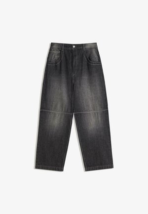 Pantaloni in denim grigio scuro con vestibilità ampia, due tasche frontali e cuciture a contrasto. Il tessuto presenta un leggero effetto sbiadito.