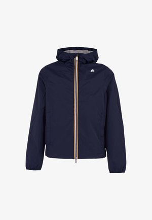Giacca leggera blu navy con cappuccio. Caratterizzata da una zip frontale con strisce gialle e bianche, polsini elasticizzati e un logo sulla parte superiore sinistra.