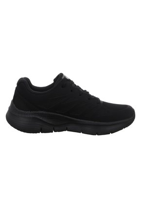 Schwarzer Sportschuh mit einem Mesh-Obermaterial, runder Zehenpartie, strukturiertem Gummisohle und Schnürdesign. Mit dezentem Branding an der Seite.