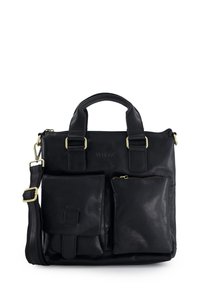 Černá kožená kabelka s dvojitými horními uchy a nastavitelným popruhem. Obsahuje dvě přední kapsy: jednu s klopou a jednu zipovou. Zlaté akcenty hardwaru.