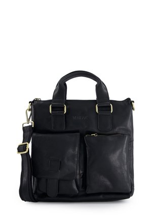 Schwarze Ledertasche mit doppelten oberen Griffen und einem verstellbaren Gurt. Sie verfügt über zwei Vordertaschen: eine mit Klappe und eine mit Reißverschluss. Akzente in goldfarbenem Metall.