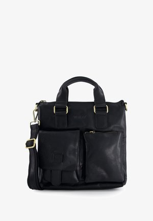 Černá kožená kabelka s dvojitými horními uchy a nastavitelným popruhem. Obsahuje dvě přední kapsy: jednu s klopou a jednu zipovou. Zlaté akcenty hardwaru.