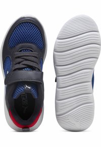 Chaussures de sport bleu et gris avec tige en mesh, cheville rembourrée, sangle réglable et semelle en caoutchouc blanc texturé présentant des lignes incurvées.