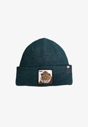 Berretto lavorato a maglia di colore verde scuro con risvolto, caratterizzato da una patch ricamata di un leone. Il materiale è texture con design a costine.