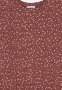 Bordeauxrotes Kleid mit floralem Muster in Rosa und goldenen Akzenten. Verfügt über einen runden Halsauschnitt und einen strukturierten Stoff mit gerafftem Saum.