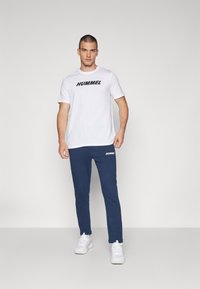 Hummel ELEMENTAL TAPERED PANTS - Joggebukse - dress blues
