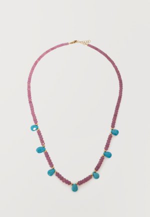 Collier à perles avec petites perles violettes et six pierres turquoises en goutte d'eau espacées uniformément, fini avec un fermoir en or.