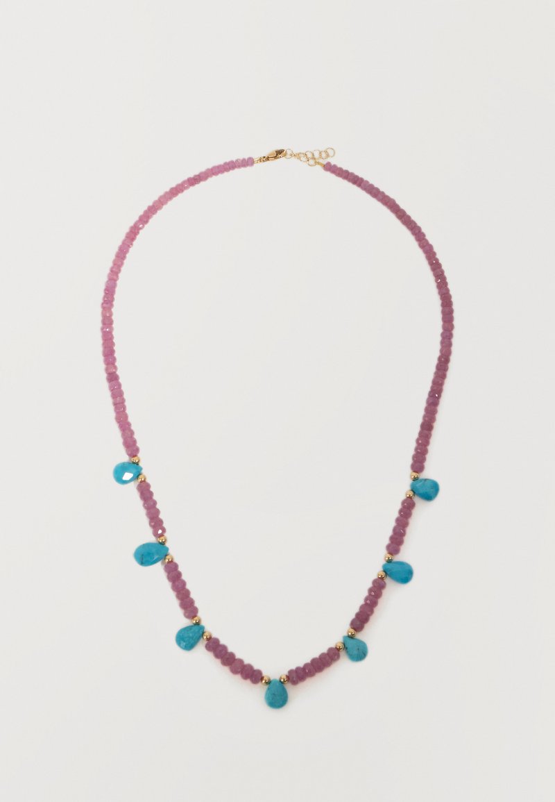 Κολιέ με χάντρες με μικρές μοβ χάντρες και έξι τουρκουάζ πέτρες σε σχήμα σταγόνας, ομοιόμορφα τοποθετημένες, τελειωμένο με χρυσό κούμπωμα.