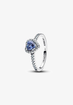 Anello a forma di cuore in argento sterling con un centro di gemma blu, circondato da piccole pietre trasparenti sulla fascia per un tocco di brillantezza in più.