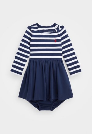 Robe bébé à manches longues rayée bleu marine et blanche avec jupe bleu marine froncée et logo rouge brodé sur la poitrine, fermeture à pression aux épaules.