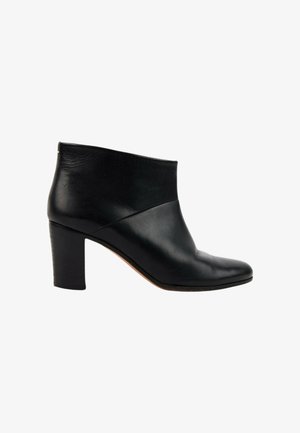 Maison Martin Margiela, Bottines - black