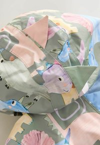Kinderjacke aus grauem Stoff mit bunten Tiermustern, darunter rosa, blau und grüne Akzente; leicht und mit glatter Textur.