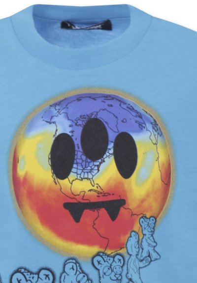 Jasnoniebieska koszulka z dużą, kolorową grafiką globu z trzema czarnymi oczami i ustami, otoczonego małymi rysunkowymi postaciami.