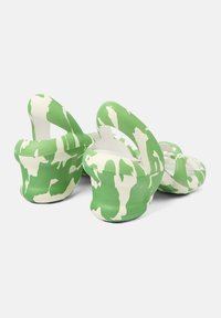 Vihreä- ja valkoisista camouflage-kuvioiduista alustoista sandaaleista, joissa on sileä pinta, avoin takapää ja pyöristetyt reunat. Valmistettu kevyestä materiaalista.