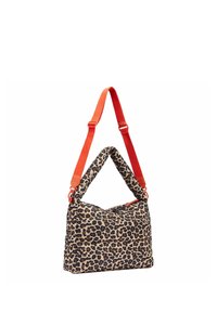 Schultertasche mit Leopardenmuster, gepolsterten Schultern, breitem verstellbarem leuchtend orangem Träger und Reißverschluss oben.