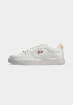 Sneaker bianca bassa con linguetta beige sul tallone, logo coccodrillo rosa sul lato e suola bianca con marchio Lacoste.