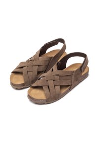 Sandali in suede marrone con design a cinghia incrociata, tallone aperto e suola in gomma testurizzata. Presentano una soletta imbottita per comfort e durata.