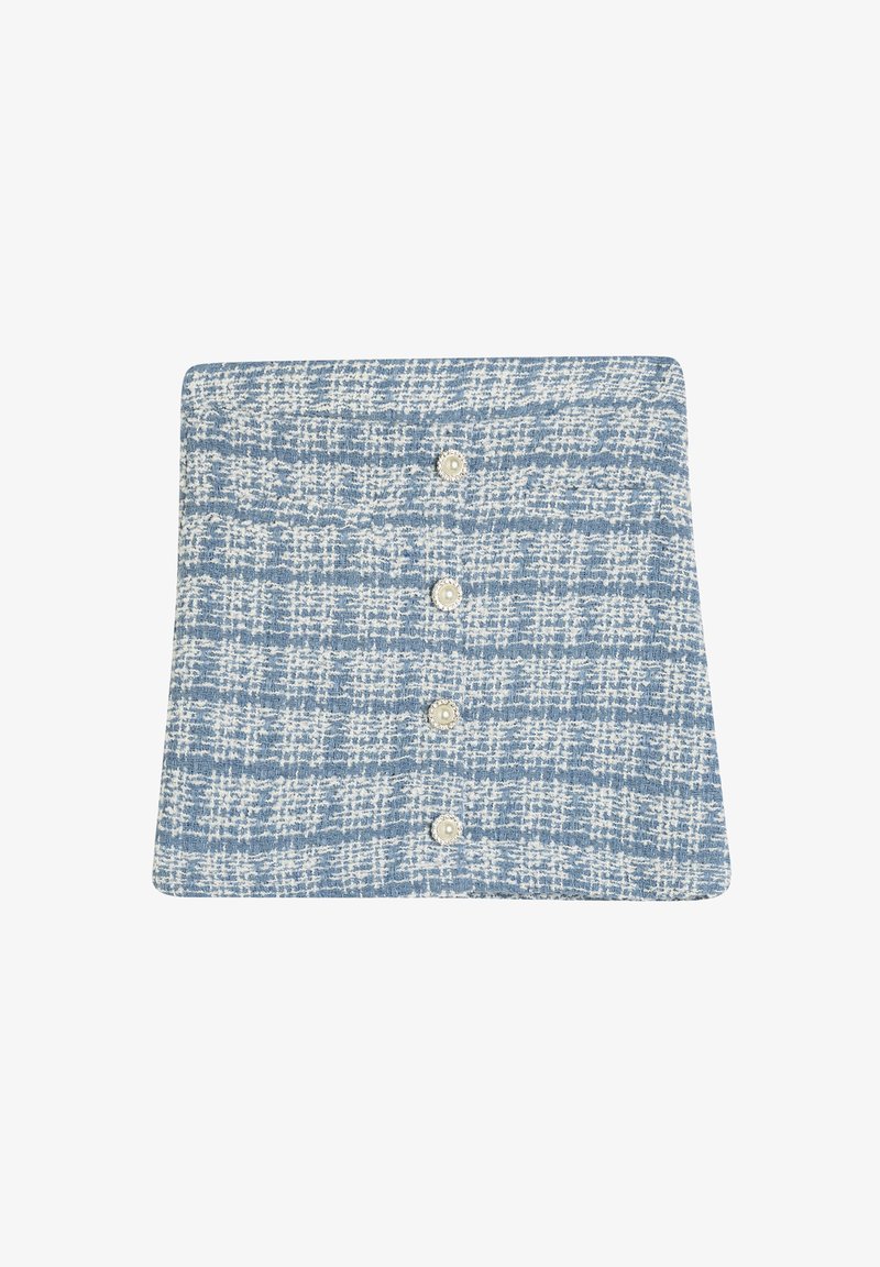 Blå og hvid ternet stofbluse med en tekstureret overflade, der har fire perle-lignende knapper langs fronten. Firkantet form, skræddersyet design.