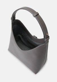 Sac en cuir gris avec une seule sangle d'épaule, texture douce, ouverture en haut, et un intérieur spacieux avec une poche zippée.