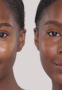 Dwa zbliżone portrety twarzy obok siebie, obie z gładką, równą karnacją i włosami średniej długości. Jedna ma subtelny blask, druga matową teksturę.