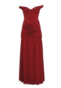 Piros vállvillantós ruha ráncolt részletekkel, testhezálló felsőrésszel és bővülő szoknyával. Sima anyagból készült, finom textúrával.