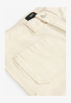 Pantaloni in cotone beige con vestibilità regolare, dotati di chiusura anteriore con bottone, cuciture a vista e una tasca posteriore singola. Etichetta del marchio sulla vita.