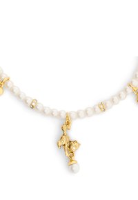 Vit pärlhalsband med guld kattberlock. Har glänsande accenter och små dekorativa element, med en slät, polerad yta.