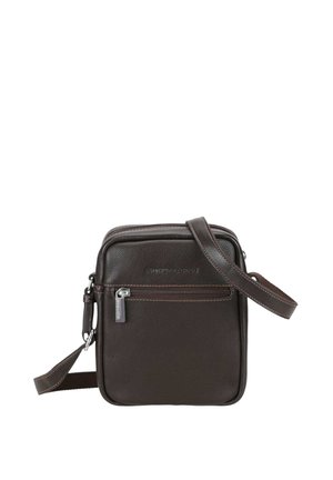 Sac bandoulière compact en cuir marron foncé avec poche zippée à l'avant, sangle ajustable et logo embossé subtil sur surface texturée lisse.