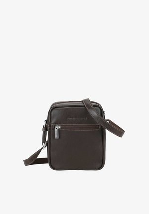 Sac bandoulière compact en cuir marron foncé avec poche zippée à l'avant, sangle ajustable et logo embossé subtil sur surface texturée lisse.