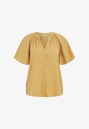 Blouse jaune moutarde à manches courtes avec un devant boutonné, un col froncé et un tissu ample et fluide en matière lisse.