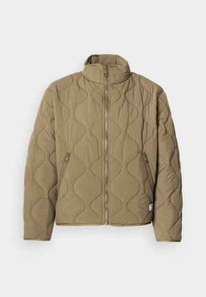 Hellbraune, gesteppte Jacke mit durchgehendem Reißverschluss, zwei mit Reißverschluss versehenen Seitentaschen und einem Stehkragen.