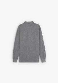Camisa polo de manga larga en gris, con un cuello clásico y una suave mezcla de algodón texturizado. Diseño simple sin logotipos ni patrones visibles.