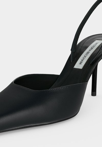 Μαύρο δερμάτινο γυναικείο παπούτσι με αιχμηρή μύτη, ψηλό τακούνι, λεπτό λουράκι και εσωτερική ετικέτα με την επιγραφή «Victoria Beckham».