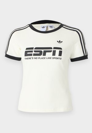 Λευκό κοντομάνικο μπλουζάκι με μαύρες λεπτομέρειες, με το κείμενο "ESPN" και το σύνθημα "ΔΕΝ ΥΠΑΡΧΕΙ ΜΕΡΟΣ ΟΠΩΣ ΤΑ ΑΘΛΗΜΑΤΑ", καθώς και τρεις μαύρες ρίγες στους ώμους.