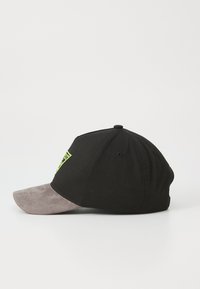 Casquette de baseball noire avec une visière en suède gris, présentant un logo vert fluo à l'avant. Le tissu est texturé ; design structuré avec un pic courbé.