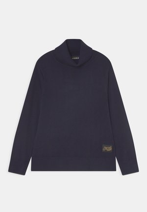 Navyblå langærmet rullekravesweater med ribstrikkede manchetter og kant, med et lille rektangulært logopatch nær bunden.